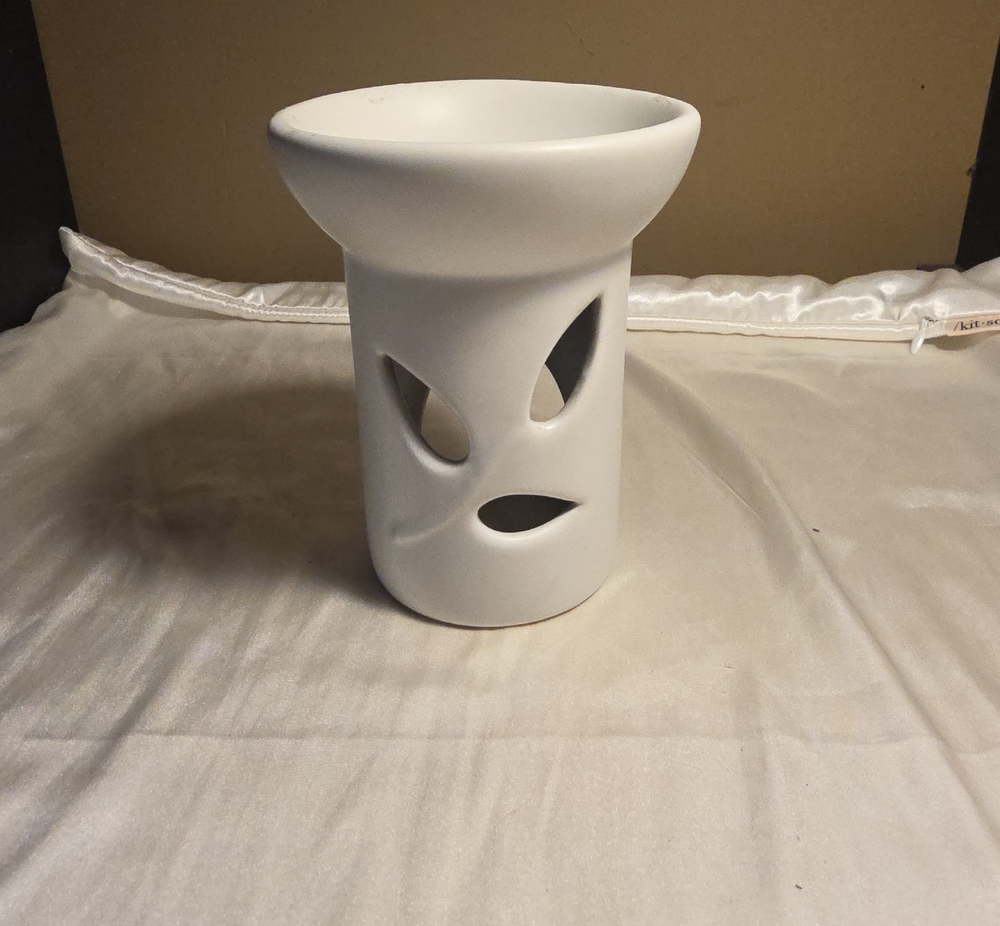 Ceramic Tea Candle Wax/Oil Burner with Leaf Design